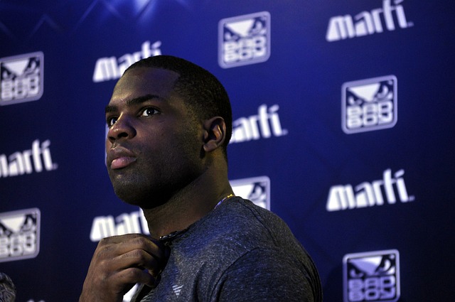 曼联前锋齐尔克泽面临转会，俱乐部对其持开放态度，但仍在培养塞斯科，寻求锋线补充，转会市场激烈争夺中。